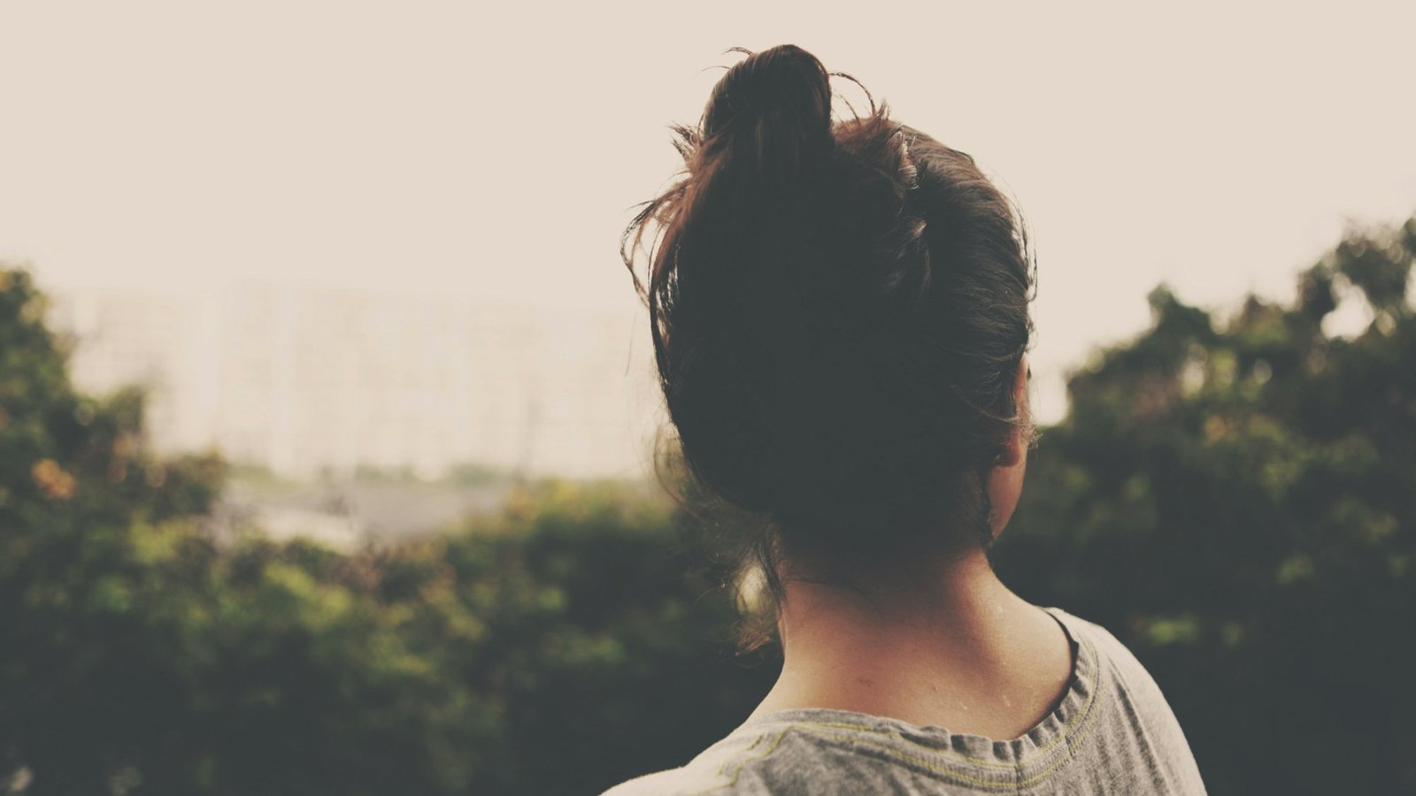 Mujer de espaldas mirando al paisaje