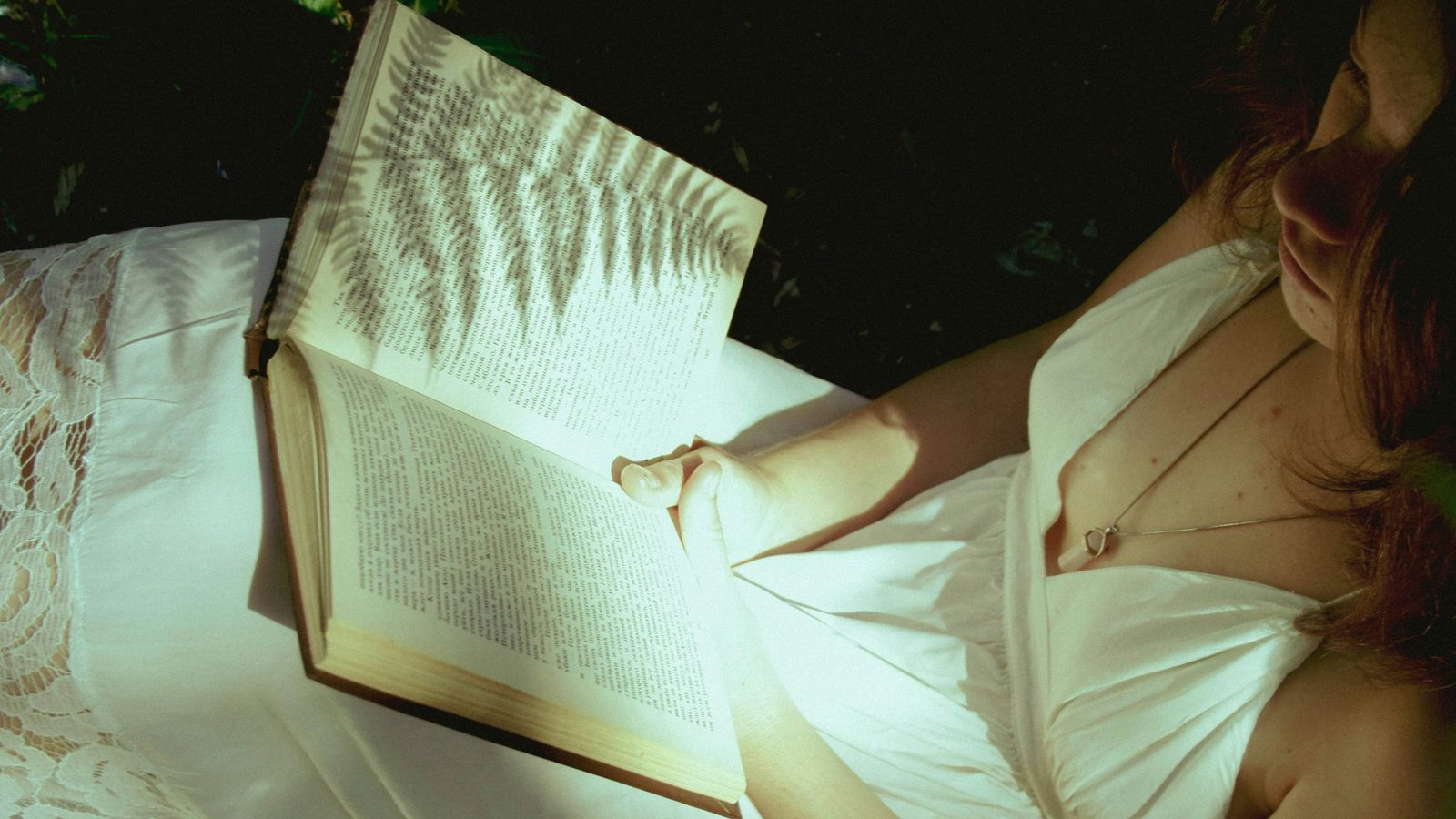 Mujer leyendo un libro al aire libre